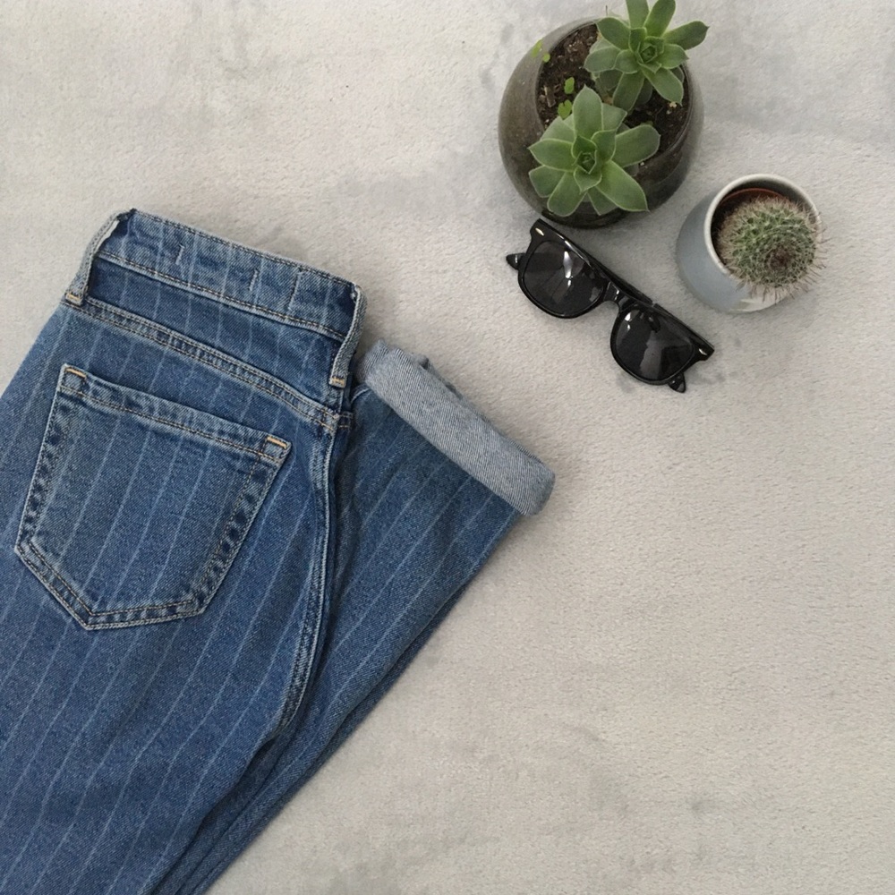 Hollister Ultra High-Rise Mom Jean